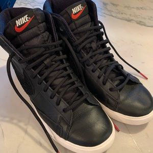 NEW NIKE Women’s Blazer Sneaker. Sz 7.5